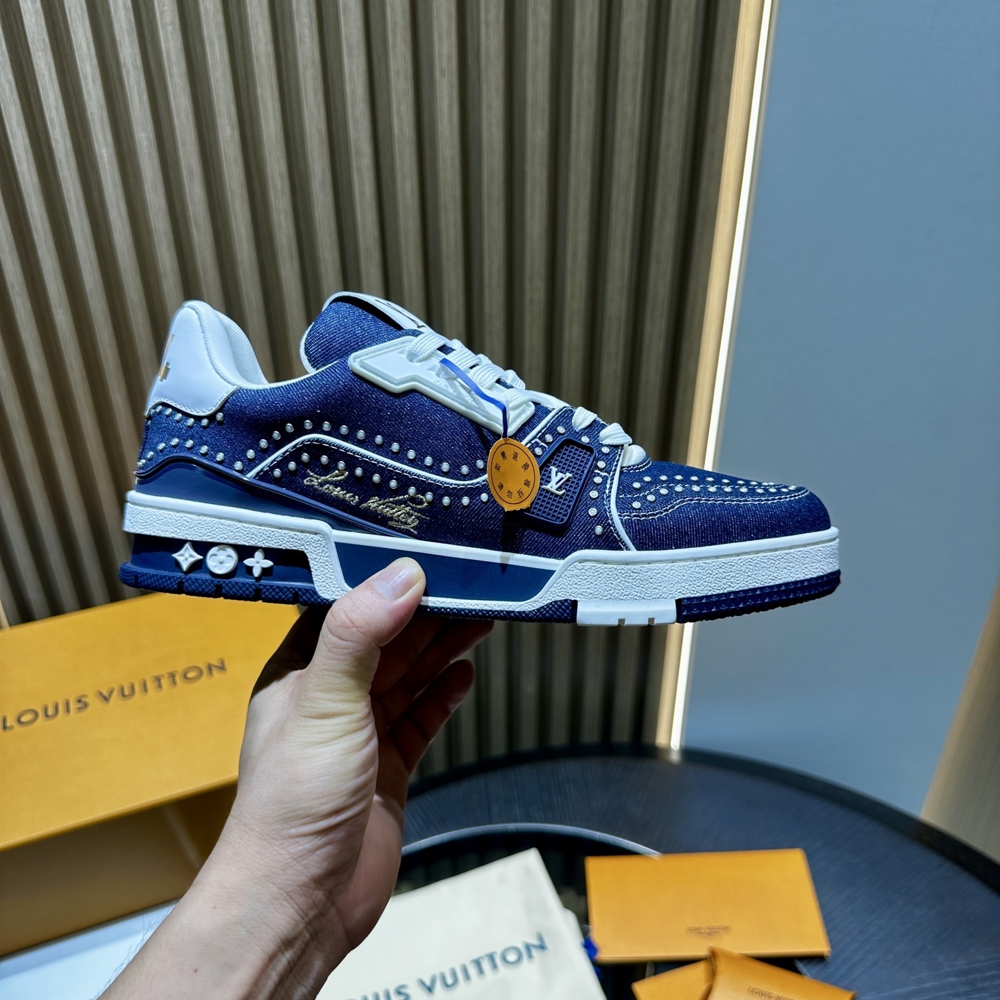 LV Sneaker 18
