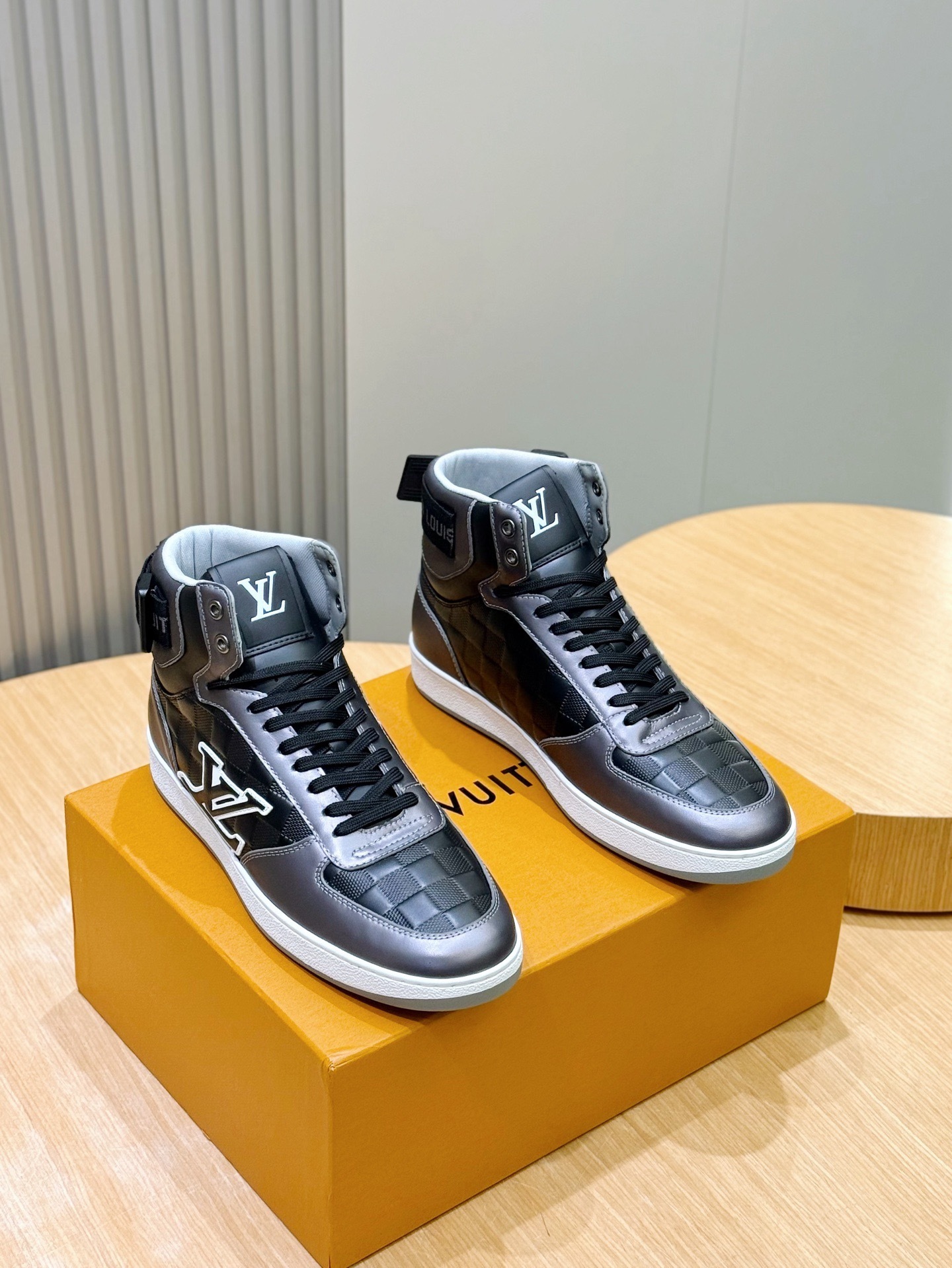 l0vis Vvtt0n high-top sneakers 04