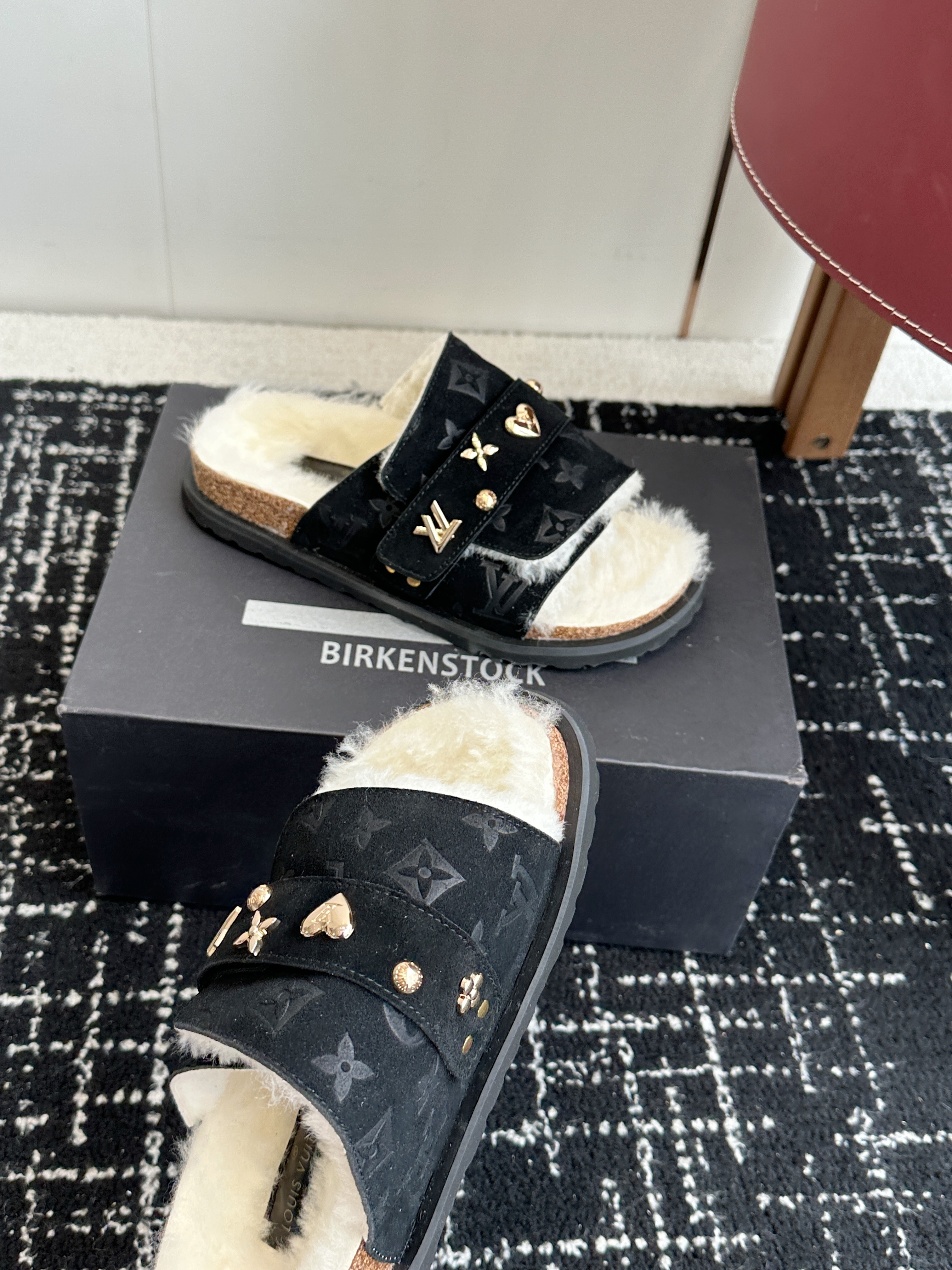 LV plush slippers 02
