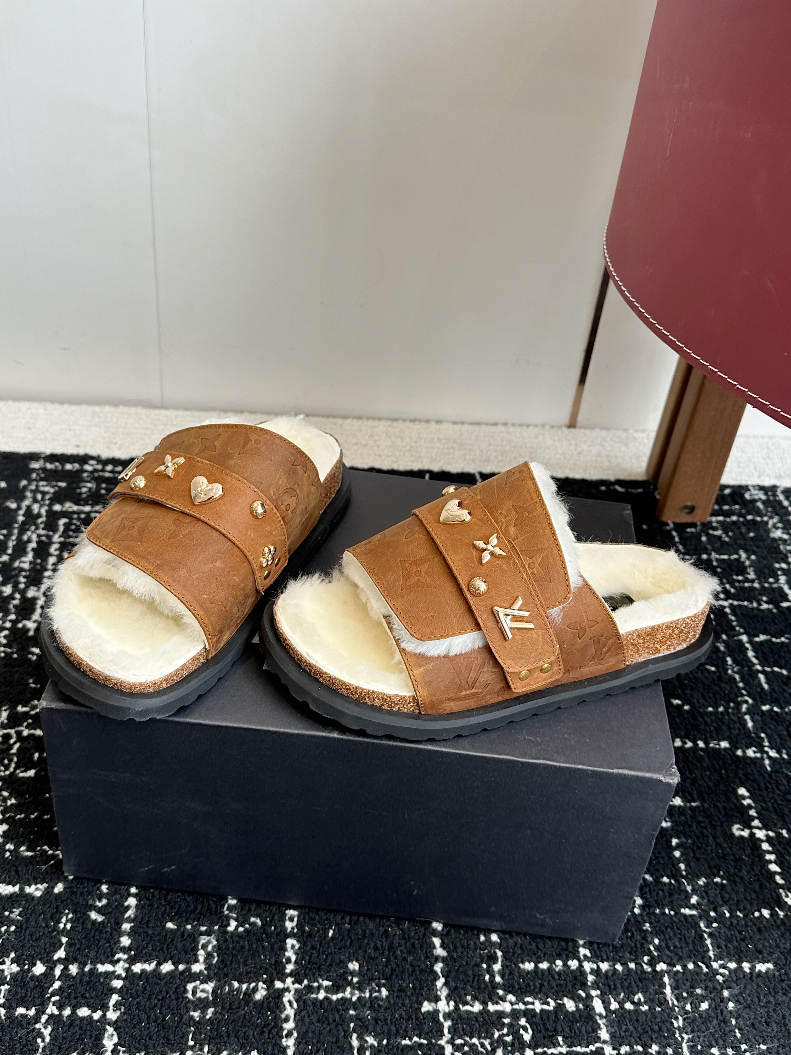 LV plush slippers 03